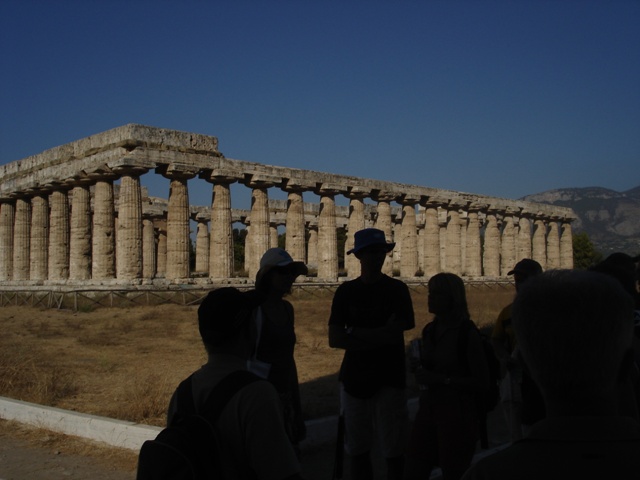 Tutti in cerchio ad ascoltare Lucia e sullo sfondo l’imponente tempio